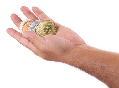 Altın Bitcoin beyaz arka plan üzerinde izole tutan adamın el.