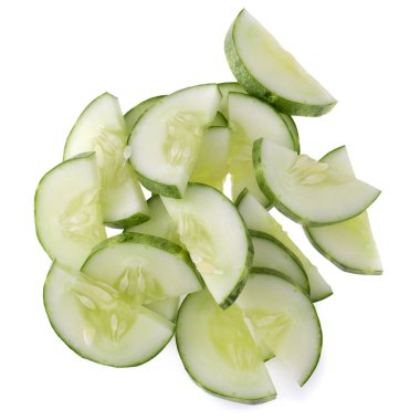 Olgun salatalık ve salatalık dilimi beyaz arka planda izole edilmiş..