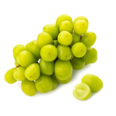 Beyaz arka planda izole edilmiş tatlı yeşil üzümler.