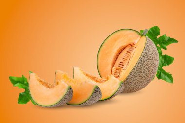 Bir dilim Japon kavunu, portakal kavunu ya da kavun çekirdeği portakal arkaplanda izole edilmiş.
