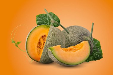 Kavun, turuncu bir arka planda izole edilmiş.