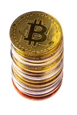 Beyaz zemin üzerinde altın, gümüş bitcoin ve bakır bitcoin izole