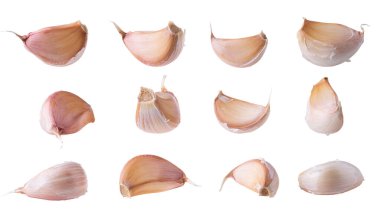 Beyaz arka planda izole edilmiş çiğ sarımsağı kapat