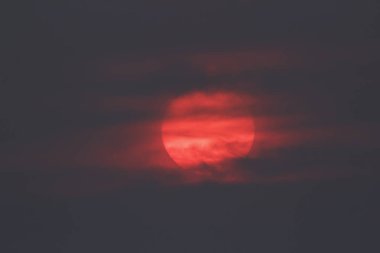 Yaz akşamı güneşi hala gökyüzünde parlıyordu..