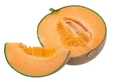 Tam ve dilimlenmiş Japon kavunları, portakal kavunu veya kavun tohumları beyaz arka planda izole edilmiş.