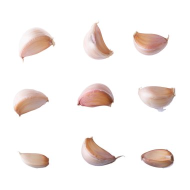 Beyaz arka planda izole edilmiş çiğ sarımsağı kapat