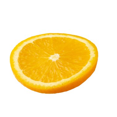 Taze dilimlenmiş portakallar beyaz arka planda izole edilmiş.