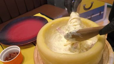 Şef restoranda makarna hazırlıyor. Peynirli makarna yap.