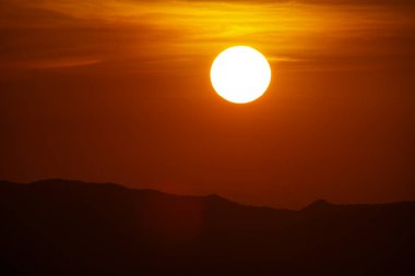 Yaz akşamında, gün batımı hala gökyüzünde parlıyordu..