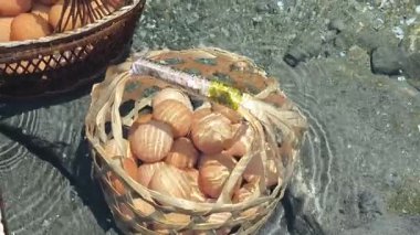 Jae Son Kaplıcaları, Lampang, Tayland 'da sıcak maden suyunda yumurta kaynatmak.