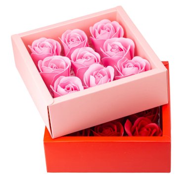 Kırmızı ve pembe gül çiçekleri kırmızı ve pembe kutular halinde beyaz arka planda izole edilmiş..