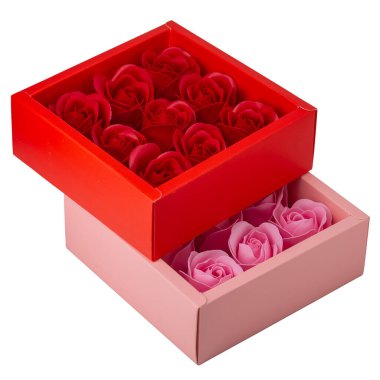 Kırmızı ve pembe gül çiçekleri kırmızı ve pembe kutular halinde beyaz arka planda izole edilmiş..