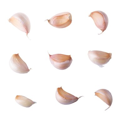 Beyaz arka planda izole edilmiş çiğ sarımsağı kapat