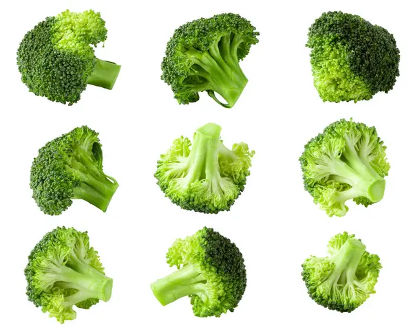 Beyaz arka planda izole edilmiş taze brokoli blokları.