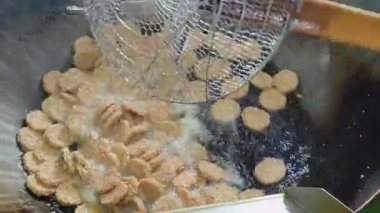 Sıcak yağ videosunda Çıtır Pirinç Krakeri Kızartma İşlemi