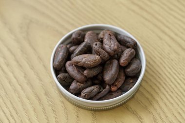 Tahta masadaki kakao parçacıkları.