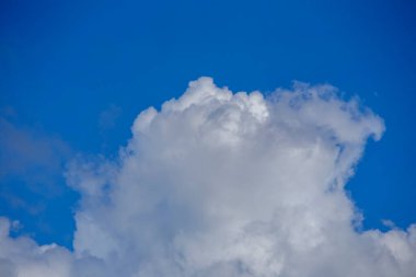 Mavi gökyüzü ve beyaz bulutlar