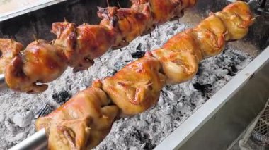 Sulu ızgara tavuk, kömür ızgarasında eşit derecede pişirir. Dumanlı aromalı ve çıtır çıtır harikadır..