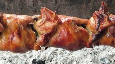 Sulu ızgara tavuk, kömür ızgarasında eşit derecede pişirir. Dumanlı aromalı ve çıtır çıtır harikadır..