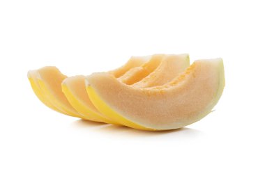 Beyaz arka planda izole edilmiş altın kavun dilimleri