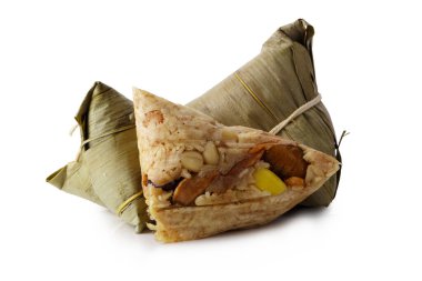 Zongzi veya Bacang, Ejderha Teknesi Festivali sırasında tatlandırıcı veya tatlı malzemelerle dolu bambu yapraklarına sarılmış bir pirinç hamurudur. beyaz arkaplanda izole edilmiş