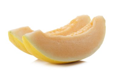 Beyaz arka planda izole edilmiş altın kavun dilimleri