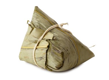 Zongzi veya Bacang, Ejderha Teknesi Festivali sırasında tatlandırıcı veya tatlı malzemelerle dolu bambu yapraklarına sarılmış bir pirinç hamurudur. beyaz arkaplanda izole edilmiş