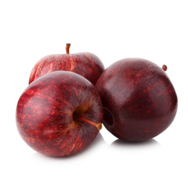 Beyaz arka planda izole edilmiş canlı derili taze ve sulu kırmızı elma