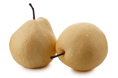 Beyaz arka planda soluk sarı derili gevrek ve sulu Çin armudu.