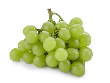 Beyaz arkaplanda yeşil üzüm ve üzüm yaprakları var.