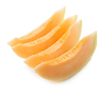 Beyaz arka planda izole edilmiş altın kavun dilimleri