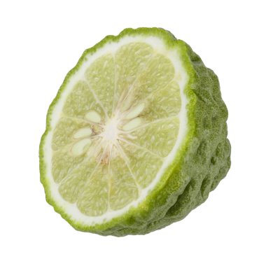 Taze yeşil kaffir kireç meyveleri beyaz arka planda izole edilmiştir.