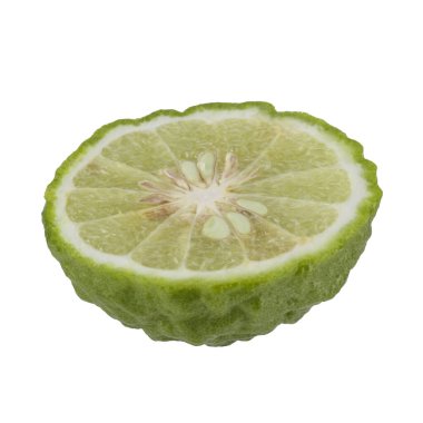 Taze yeşil kaffir kireç meyveleri beyaz arka planda izole edilmiştir.