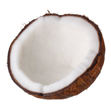 Yarım hindistan cevizi meyvesi beyaz arka planda izole edilmiş.