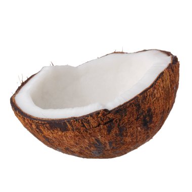 Yarım hindistan cevizi meyvesi beyaz arka planda izole edilmiş.