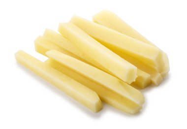 Beyaz arka planda patates kızartması yapmak için çiğ patatesi uzun şeritlere ayır.