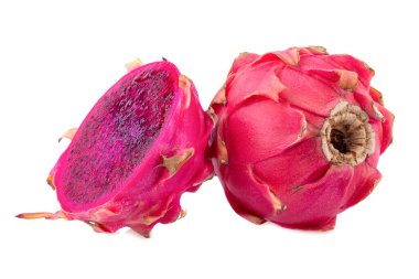 Beyaz arka planda taze kırmızı ejderha meyvesi