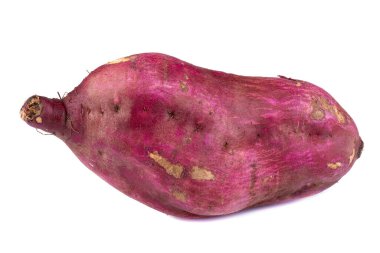 Kırmızı tatlı patates, beyaz arka planda izole edilmiş, yakın plan..