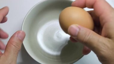 Yumurtalar çatlamış, yumurtaların sarısı yavaşça kaseye düşmüş..