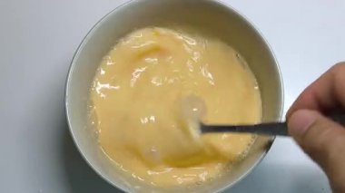 Kase yumurta ve sütün köpüklü karışımıyla dolu, pişirmeye hazır..