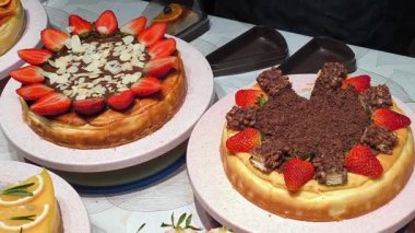 Tayland 'da çeşitli malzemelerle peynirli kekler sokak yemeği olarak satılır.