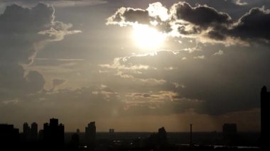 Gün batımının renkleri tüm şehri süpürüyor, pürüzsüz bir zaman atlamalı hareketle çekiliyor.