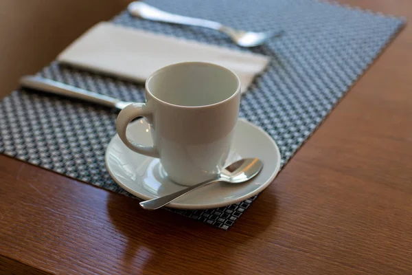 Tazza Bianca Piattino Bevanda Caffè Tavolo Legno Con Sfondo Blu — Foto Stock