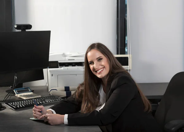 Mulher Negócios Israelense Sorrindo Sentada Mesa Escritório Escrevendo Livro Mulher — Fotografia de Stock