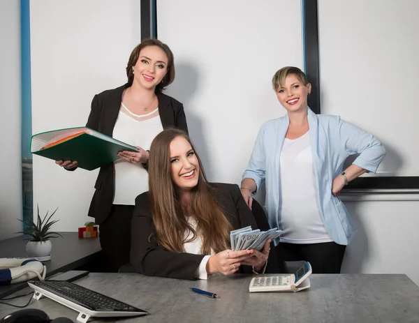 Três Mulher Negócios Trabalho Rindo Enquanto Trabalhava Uma Mesa Escritório — Fotografia de Stock