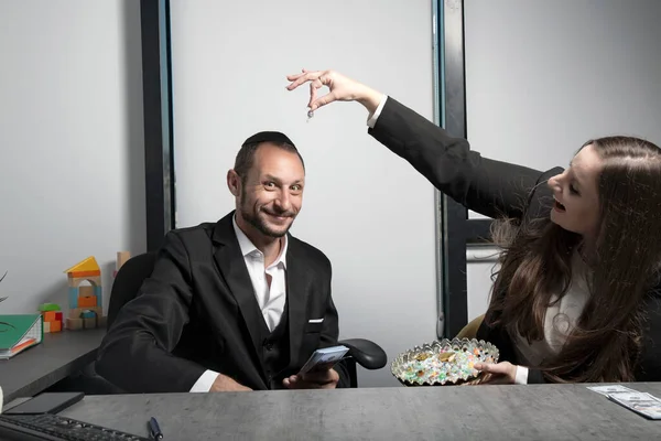 Speelse Vrouw Die Snoep Aanbiedt Aan Joodse Zakenman Israëlische Vrouw — Stockfoto