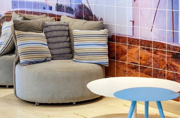 Kissen Auf Sofa Modernen Wohnzimmer Beistelltisch Eine Moderne Wohnkultur Mit — Stockfoto