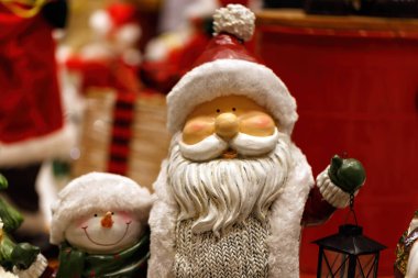  Bulanık arka planda izole edilmiş Noel dekoratif elementleri seti, yazılar için oyuncaklar ve alan. Yılbaşı kartı Noel Baba süsleri, kardan adam. Yeni yıl ve Noel tatili konsepti.