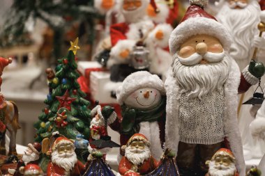 Yılbaşı kartı Noel Baba süsleri, kardan adam. Yeni yıl ve Noel tatili konsepti. Metin için bulanık arkaplan, oyuncaklar ve boşluk üzerine izole edilmiş Noel dekoratif elementleri kümesi. 