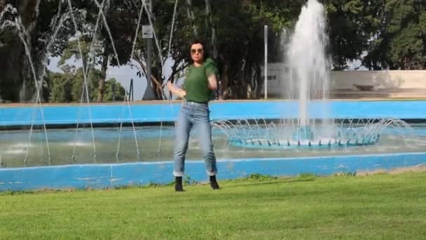 Una Splendida Donna Bruna Occhiali Sole Con Maglione Verde Jeans — Video Stock